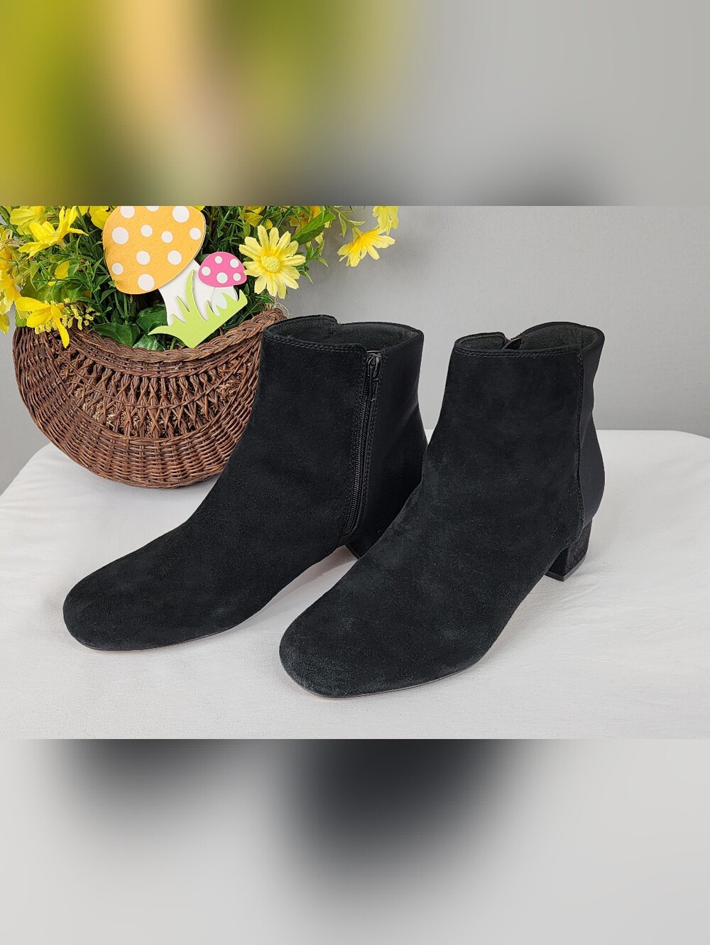 Clarks Black Ankle Boots -  Women's Classic Suede Zip Sz 8